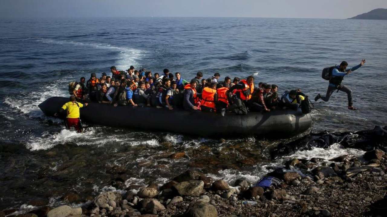 Yunanistan'dan Türkiye'ye mülteci geçişlerine destek suçlaması