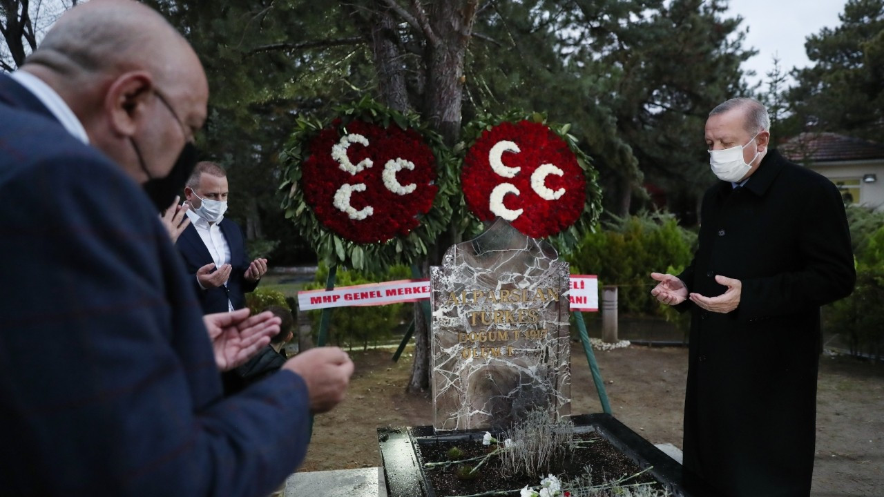 Erdoğan'dan Alparslan Türkeş'in kabrine ziyaret