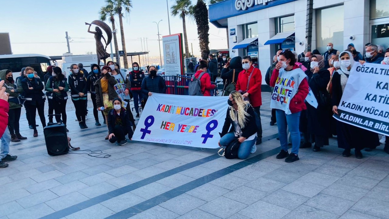 İzmir'de kadınlar, Rosa Kadın Derneği'ne polis baskınını protesto etti