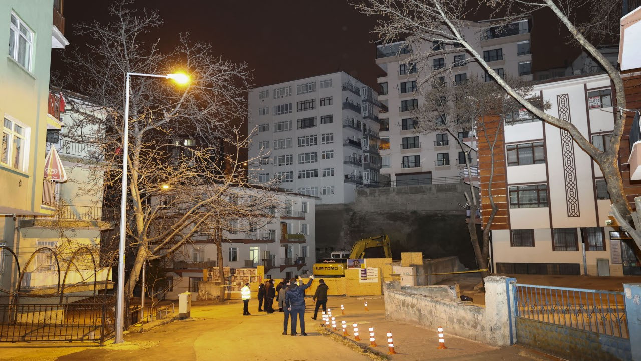 Ankara'da kepçe 'kazası': 21 bina boşaltıldı