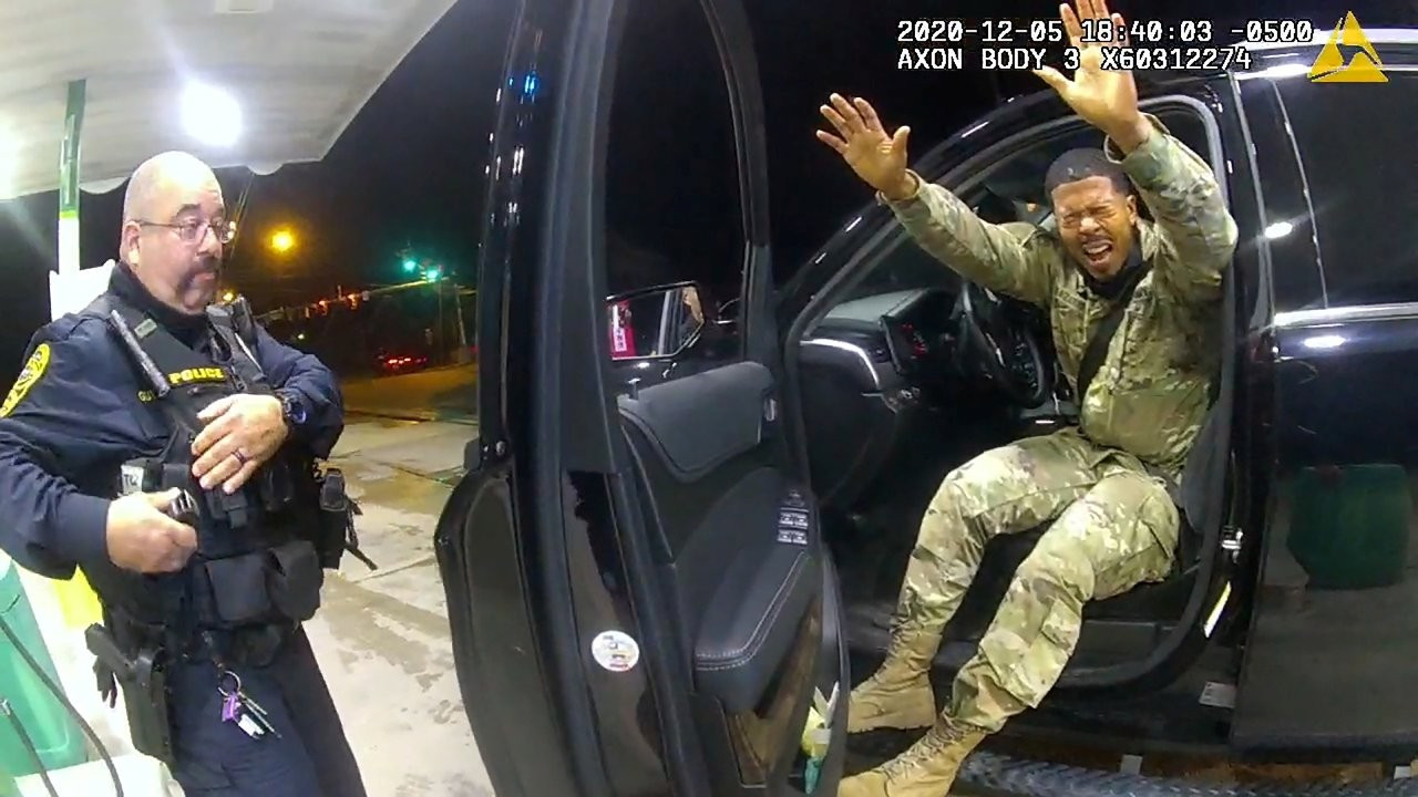 ABD'de siyah bir asker, kendisine silah doğrultan iki polise dava açtı