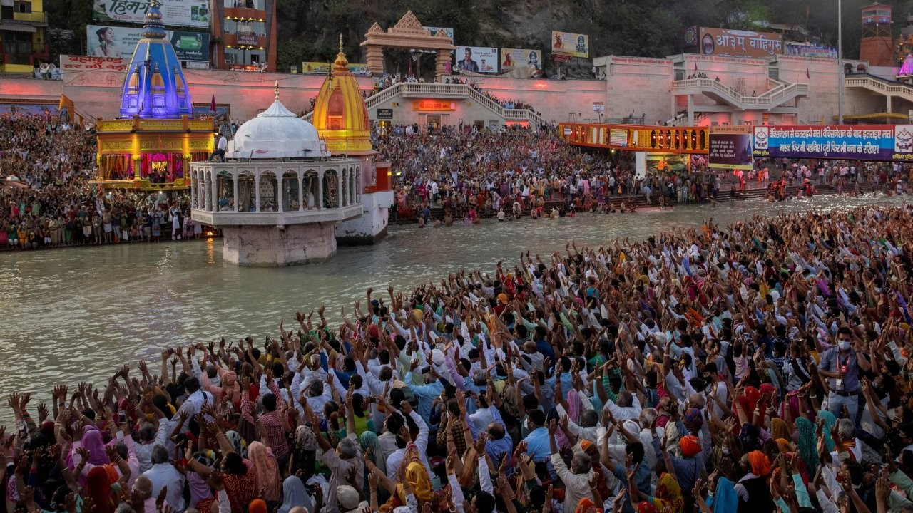 Hindistan'da koronaya rağmen binlerce kişi Kumbh Mela festivalini kutladı