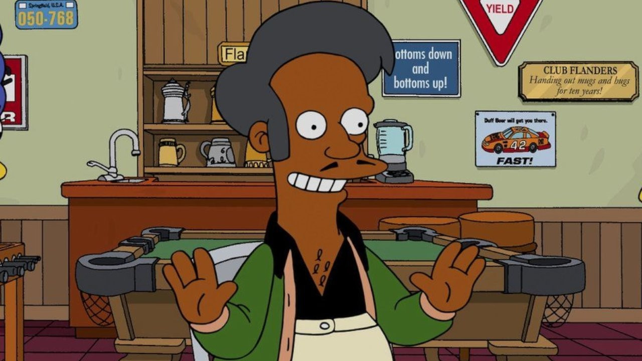 The Simpsons'daki Apu karakterini seslendirdiği için özür diledi