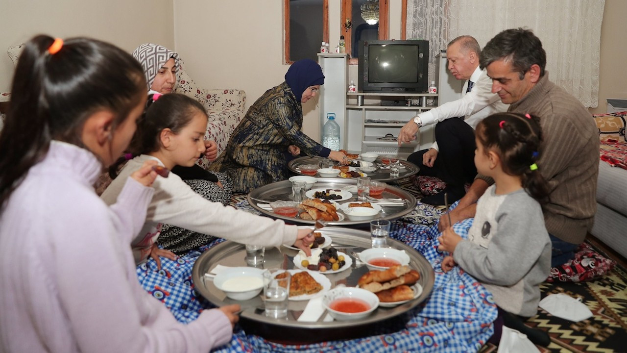 Cumhurbaşkanı Erdoğan'dan yer sofrasında iftar