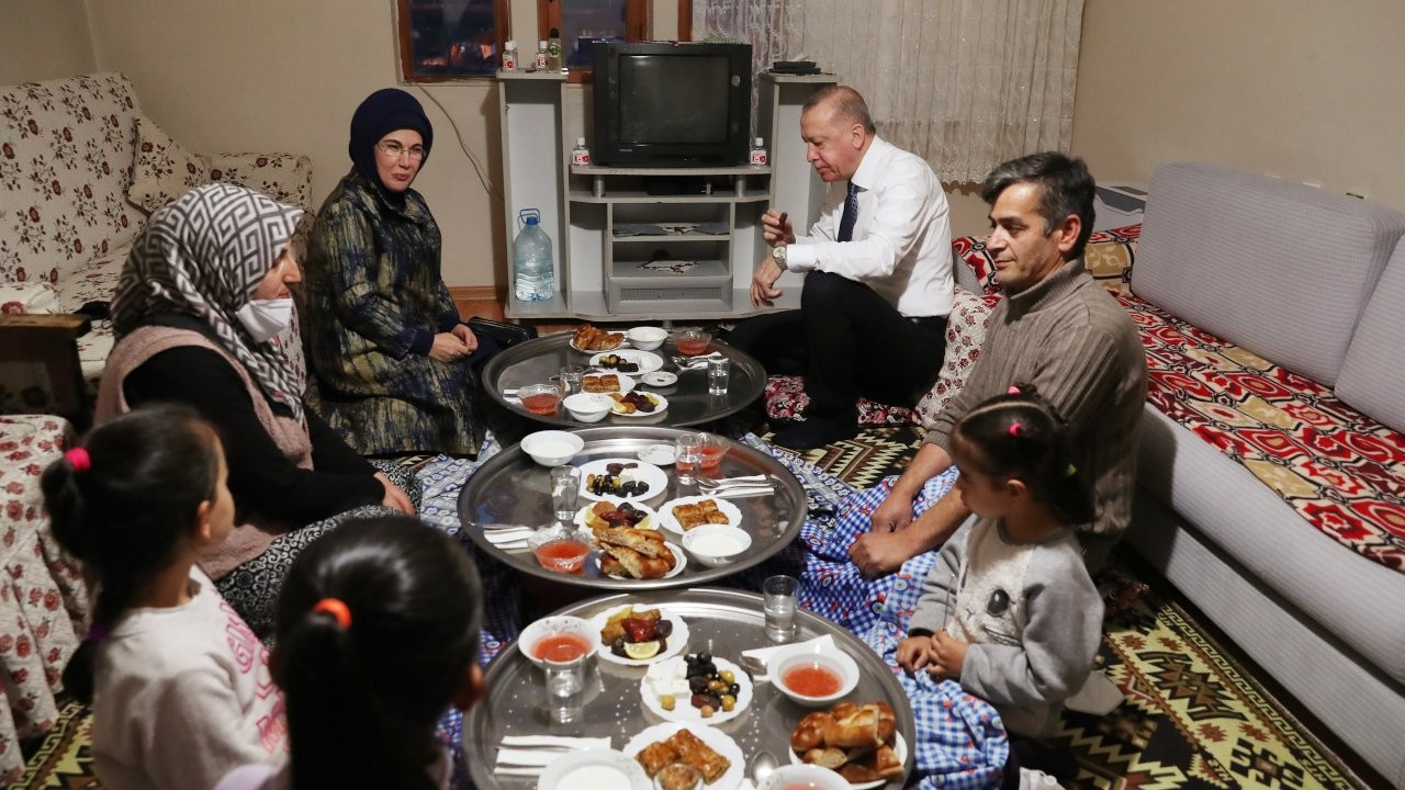 'Cumhurbaşkanı çat kapı iftar sofrasına oturmuş mudur?'