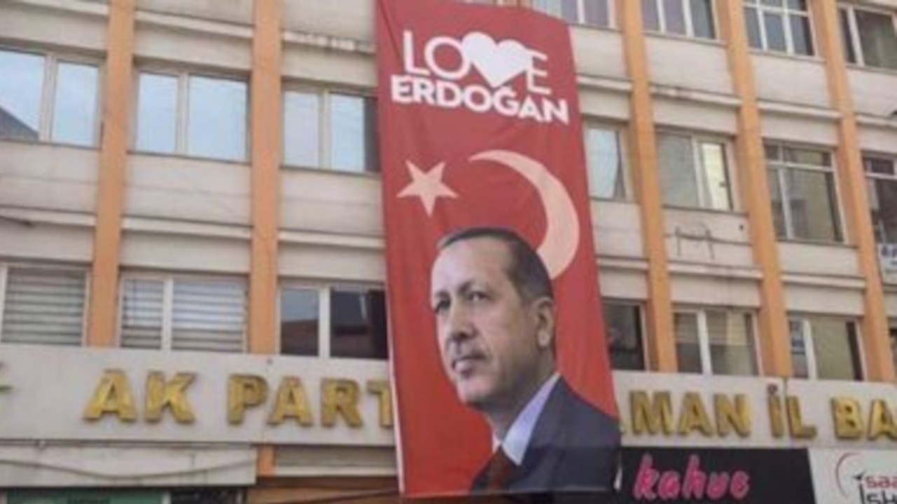 CHP şikayet etti 'Love Erdoğan' pankartı da indirildi