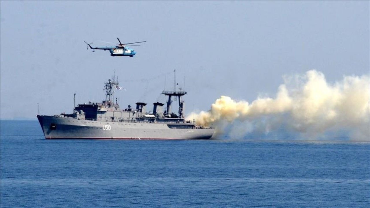 Rus savaş gemileri peş peşe İstanbul Boğazı'ndan geçti