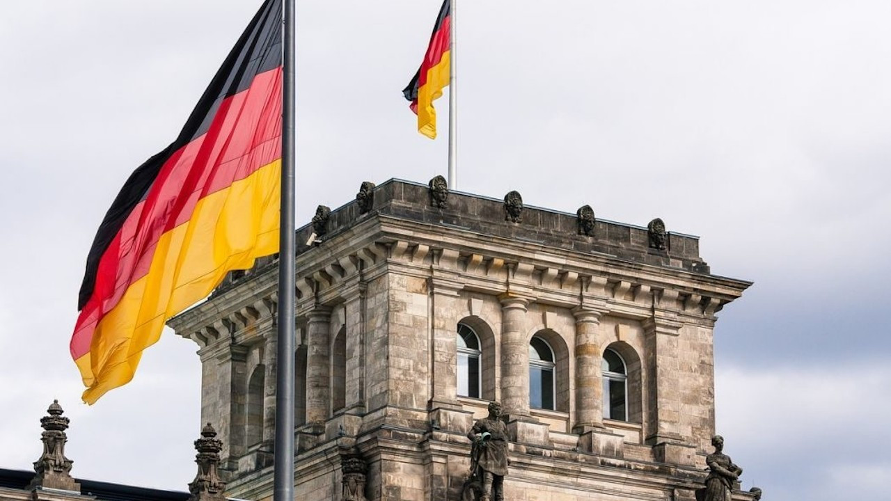 Almanya'dan 'gri pasaport' açıklaması: 400-500 kişi mercek altında