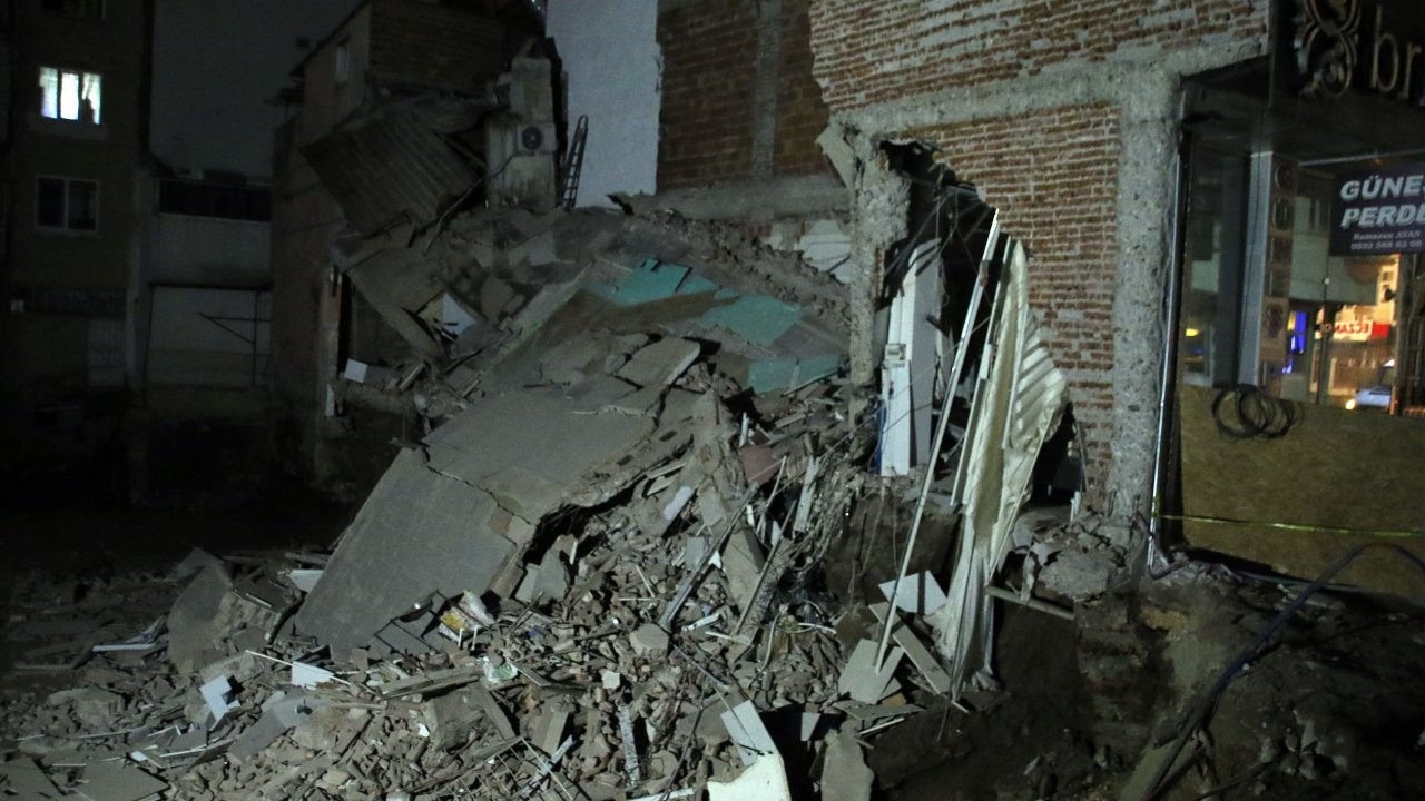 Uşak'ta iki katlı bina çöktü