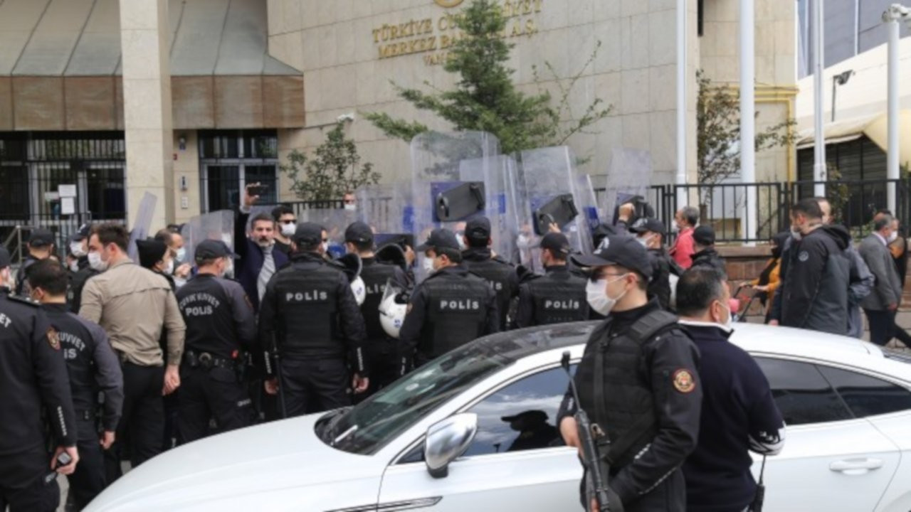 HDP'li vekiller Van'da polis ablukasında halka seslendi