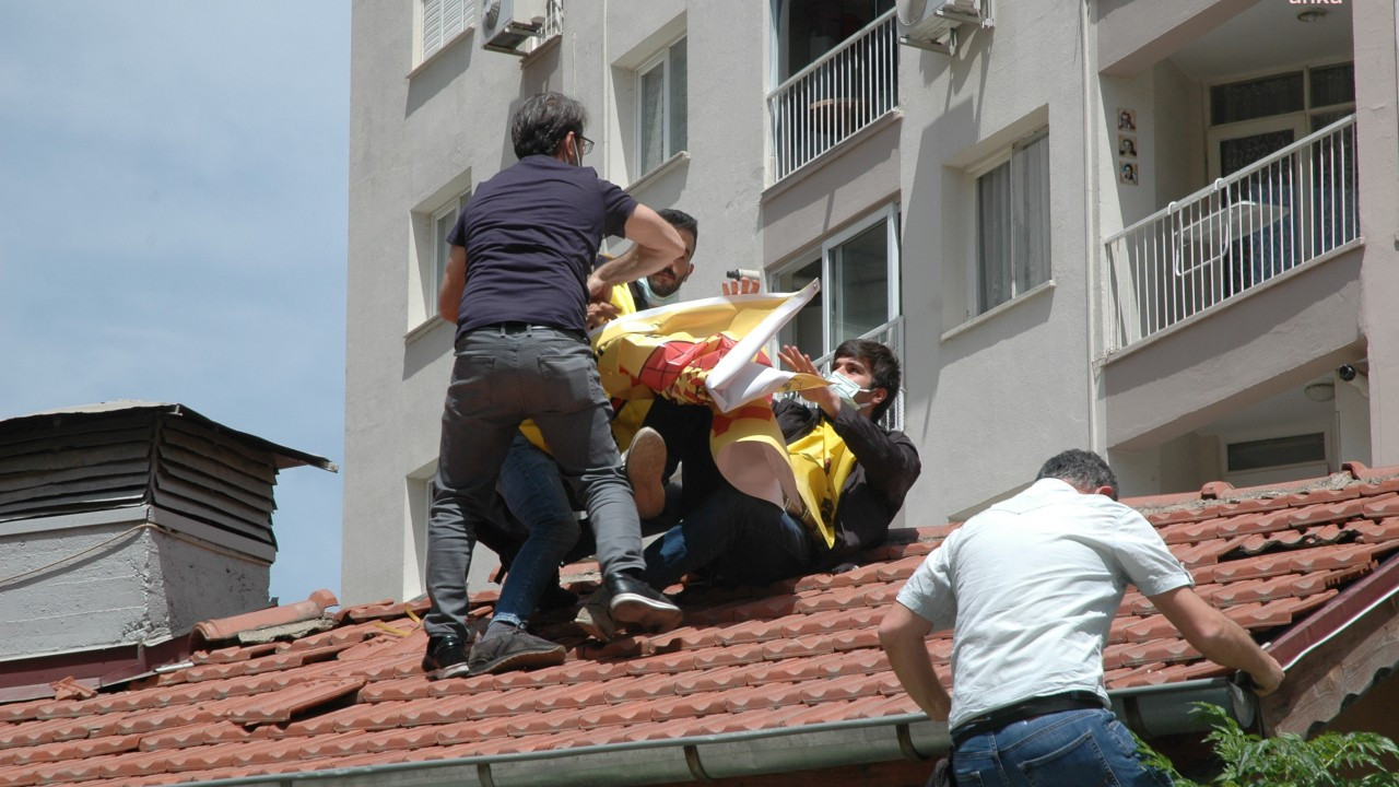 Polis 1 Mayıs'ı çatıda da engelledi, mahalleli protesto etti