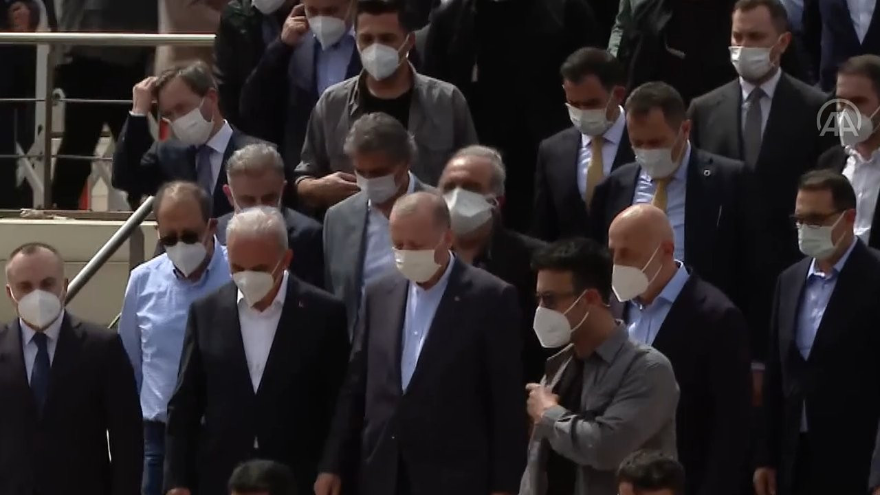 Erdoğan'ın katıldığı cenaze töreninde kısıtlamaya aykırı görüntüler