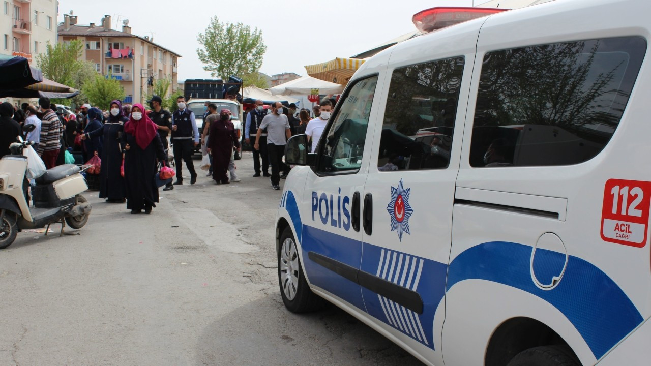 Sivas'ta tedbirlere uyulmayan pazar yeri erken kapatıldı