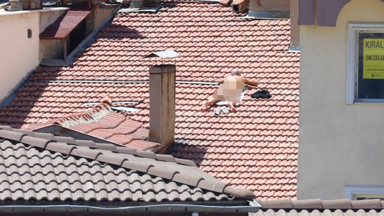 Çatıda çıplak güneşlenen kişi gözaltına alındı