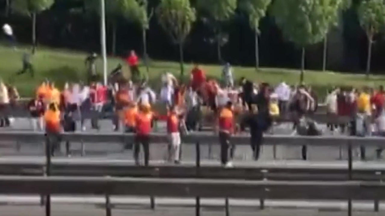 Stada girmek isteyen Galatasaray taraftarlarından otobanda protesto