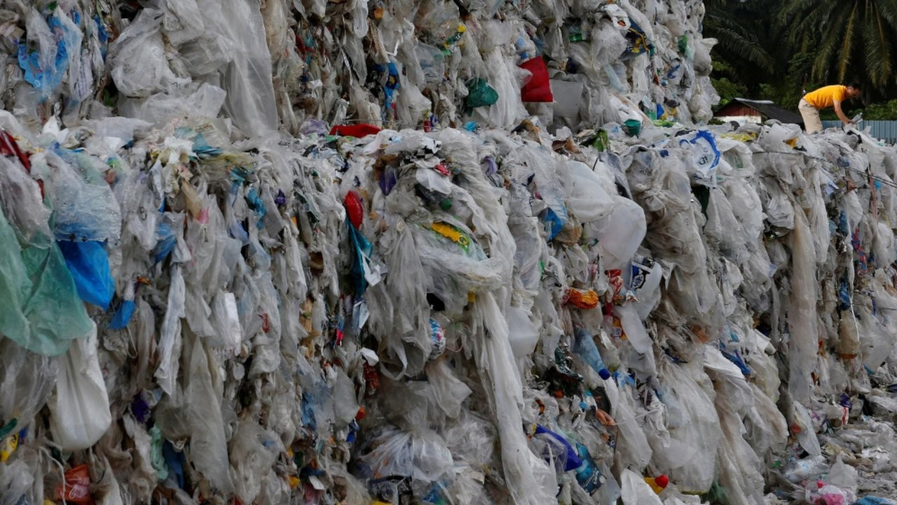 Greenpeace: İngiltere'deki plastik atıkların yüzde 40'ı Türkiye'ye ihraç edildi ve yasa dışı yollarla yakıldı