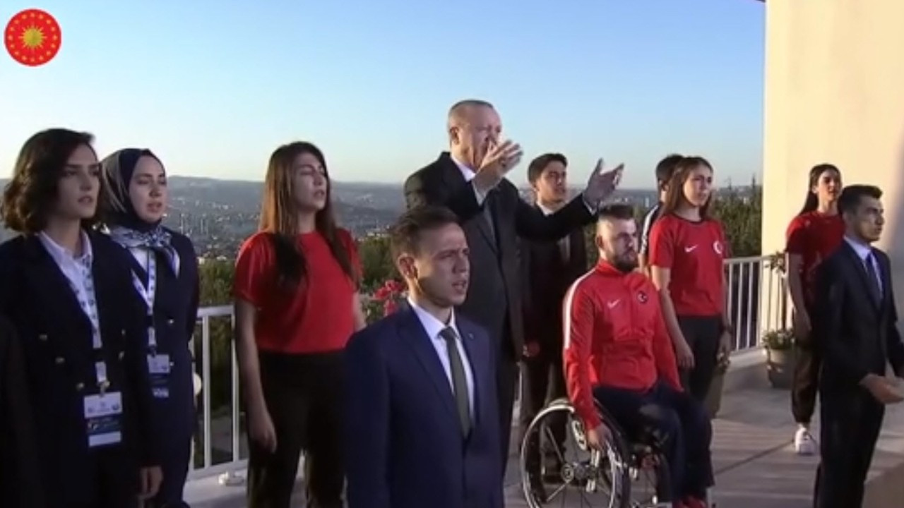 Erdoğan Çankaya Köşkü'nde İstiklal Marşı'na eşlik etti