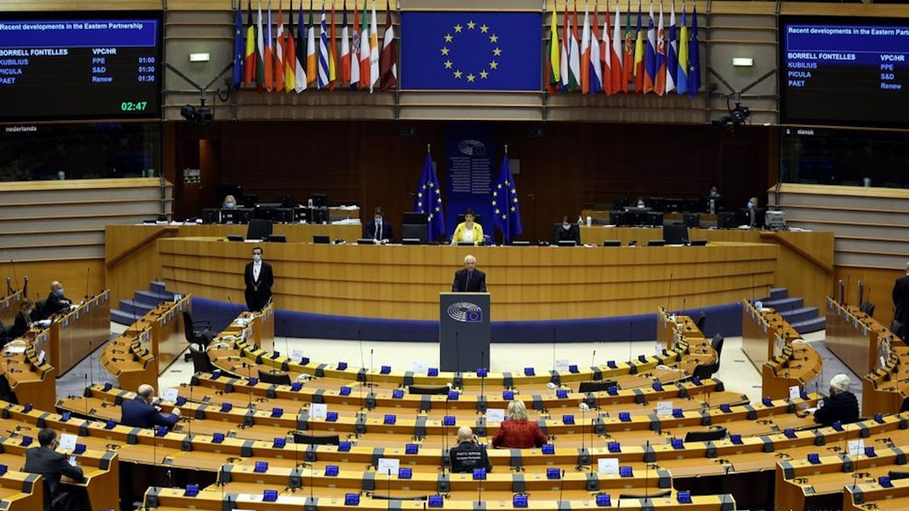 Avrupa Parlamentosu, Komisyon'a hukukun üstünlüğü davası açacak