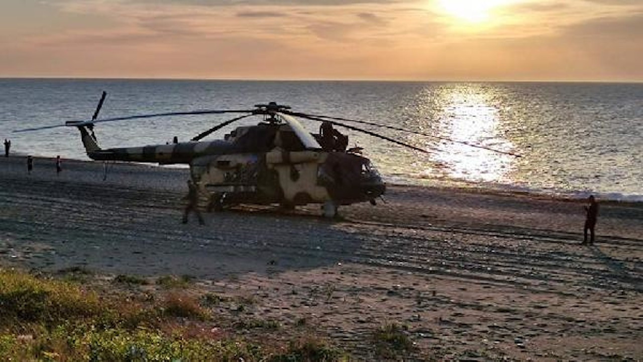 Azerbaycan'a ait askeri helikopter Tirebolu sahiline indi