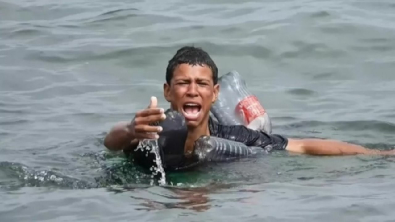 Fas'tan akın var: Mülteci çocuk pet şişeyle yüzerek İspanya'ya ulaştı