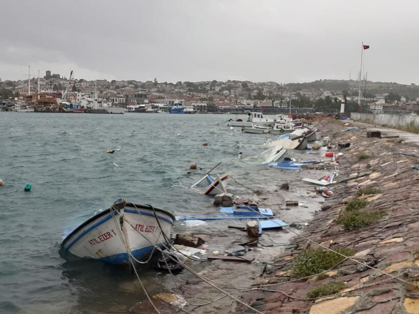 Dikili ve Ayvalık'ta fırtına: 30 tekne battı - Sayfa 1