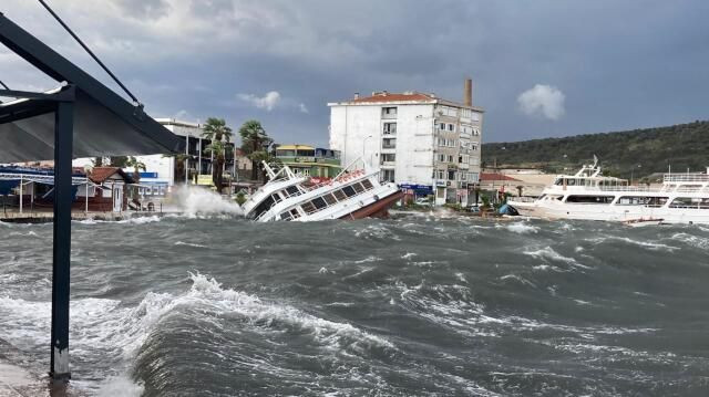 Dikili ve Ayvalık'ta fırtına: 30 tekne battı - Sayfa 4