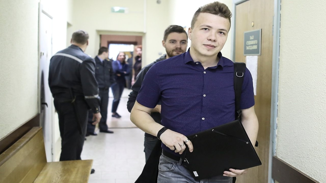Belarus, muhalif gazeteciyi gözaltına almak için zorla uçak indirdi
