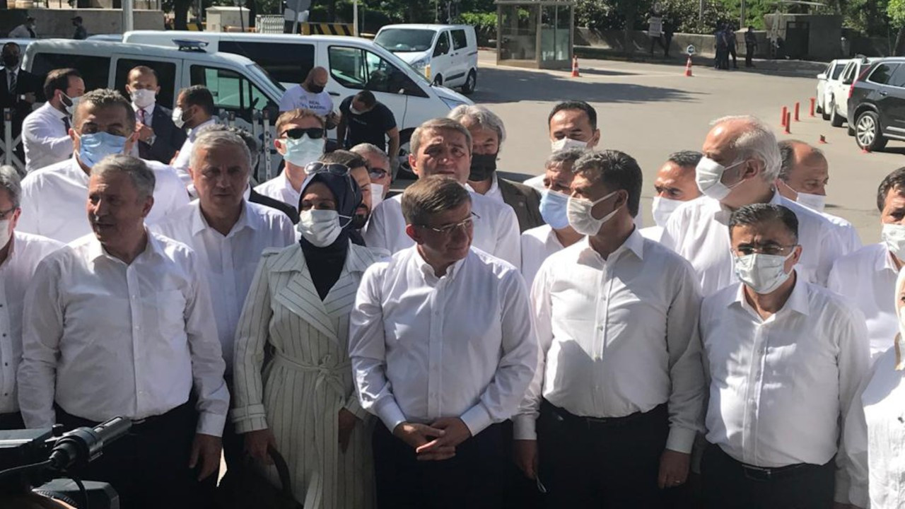 Davutoğlu barikatın ardından konuştu: Temiz eller operasyonu başlamalı