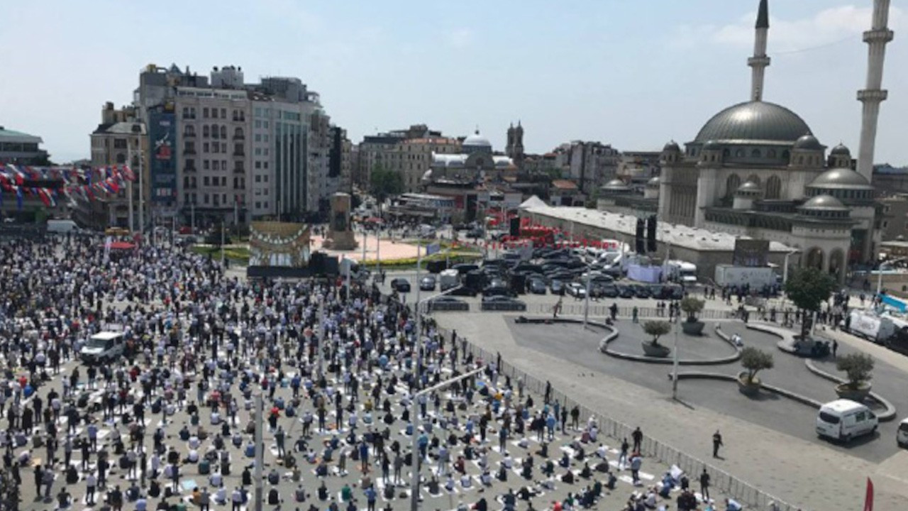 Taksim'de cami açılışı için binlerce kişi toplandı