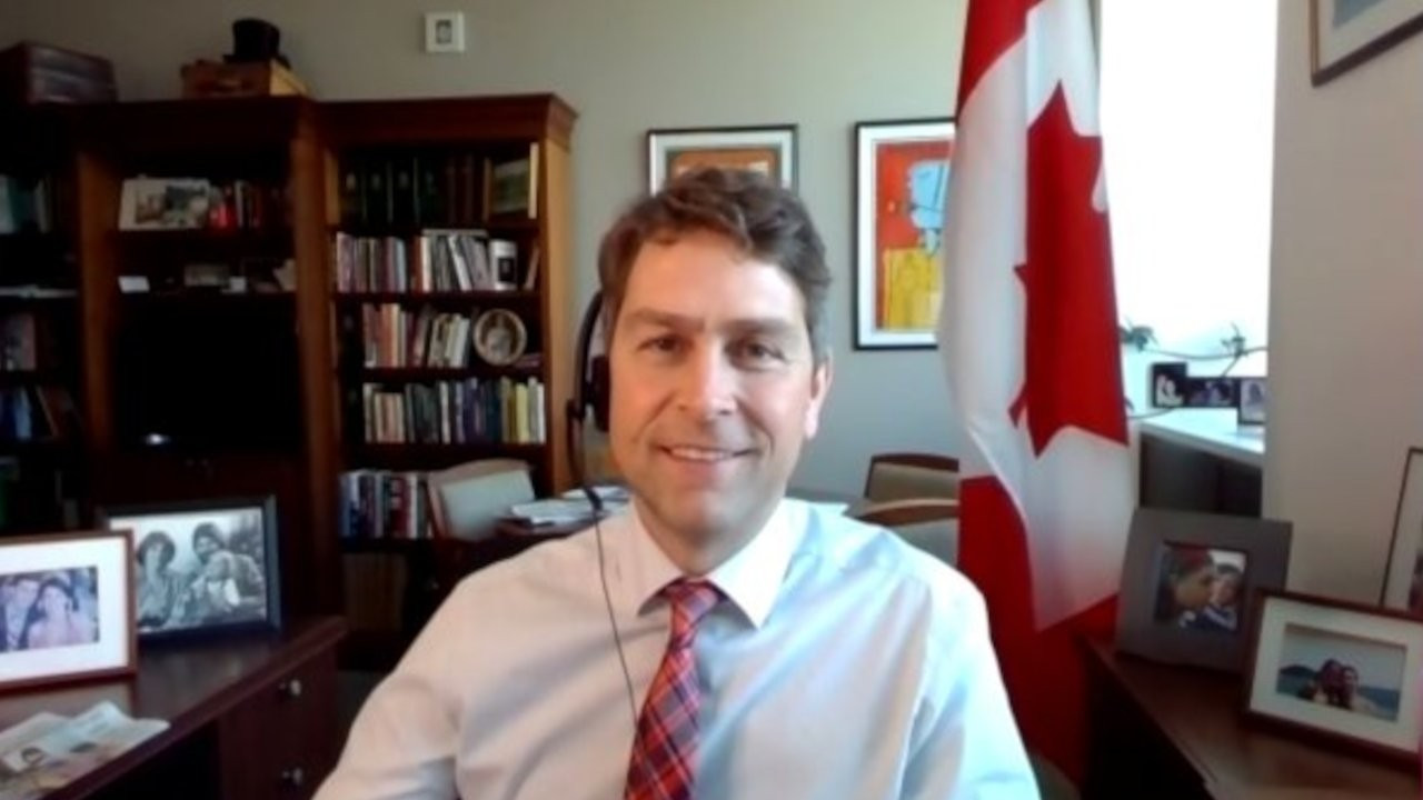 Kanadalı vekil, meclis oturumunda idrarını yaparken görüntülendi