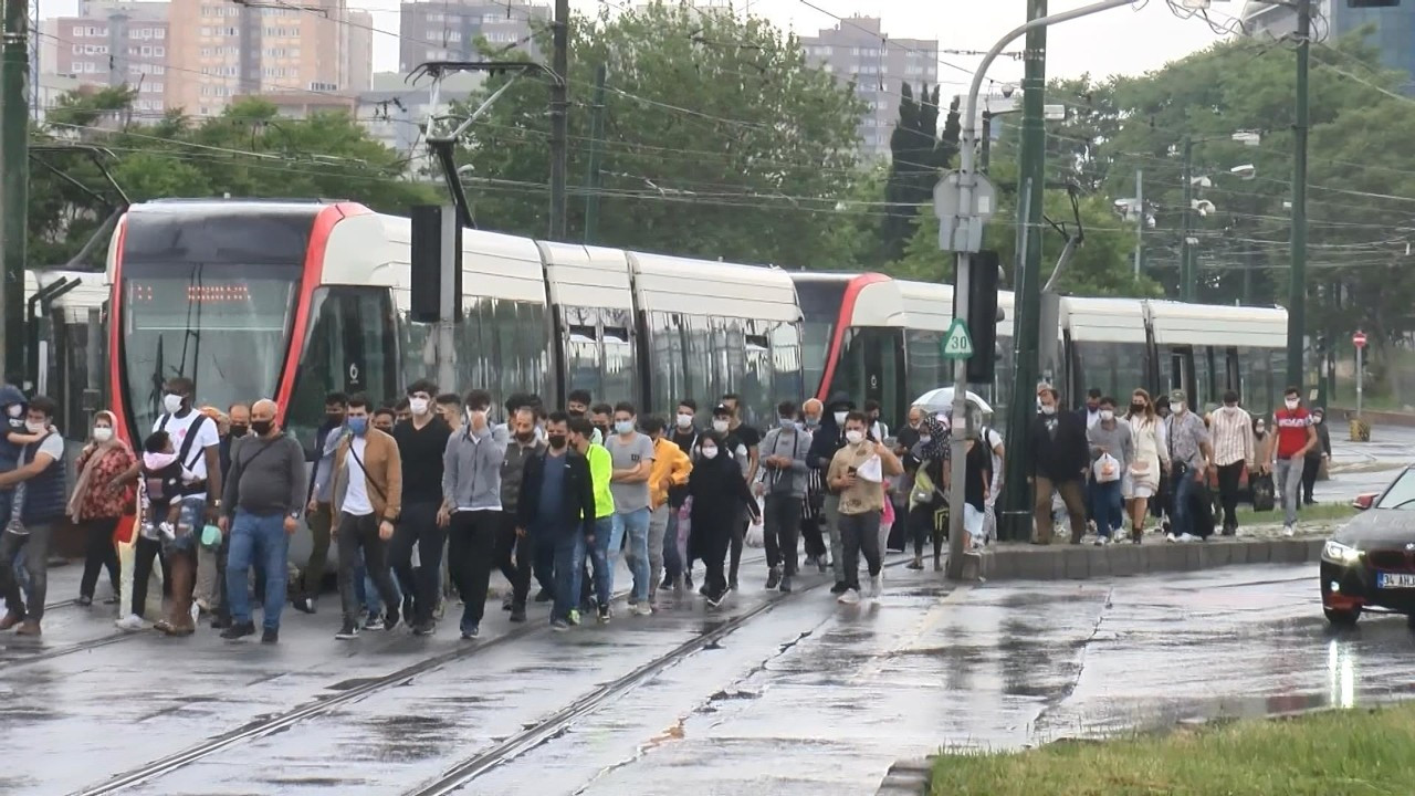 İstanbul'da tramvay yolunda kaza: Seferler aksadı