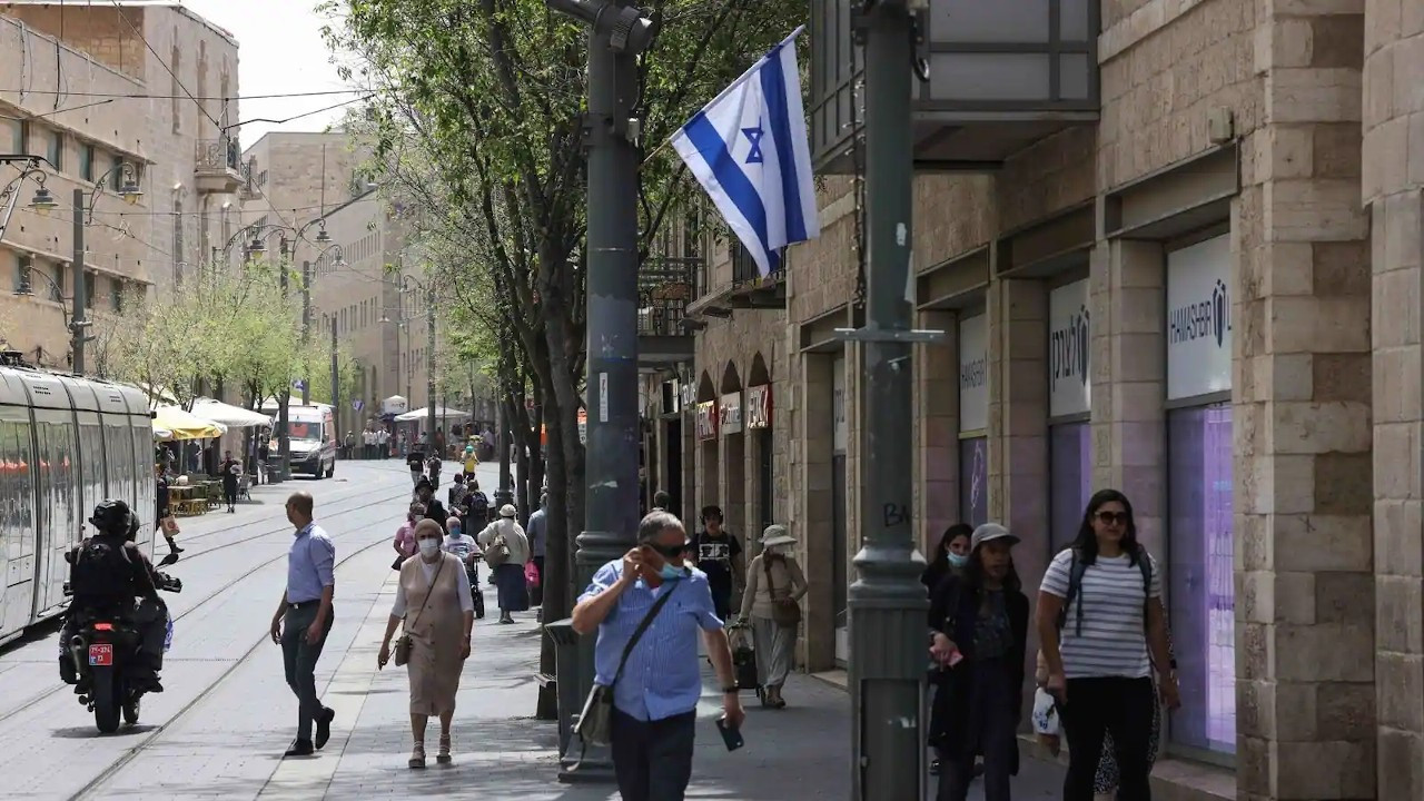 İsrail'de kapalı alanlarda da maske takma zorunluluğu kaldırılıyor