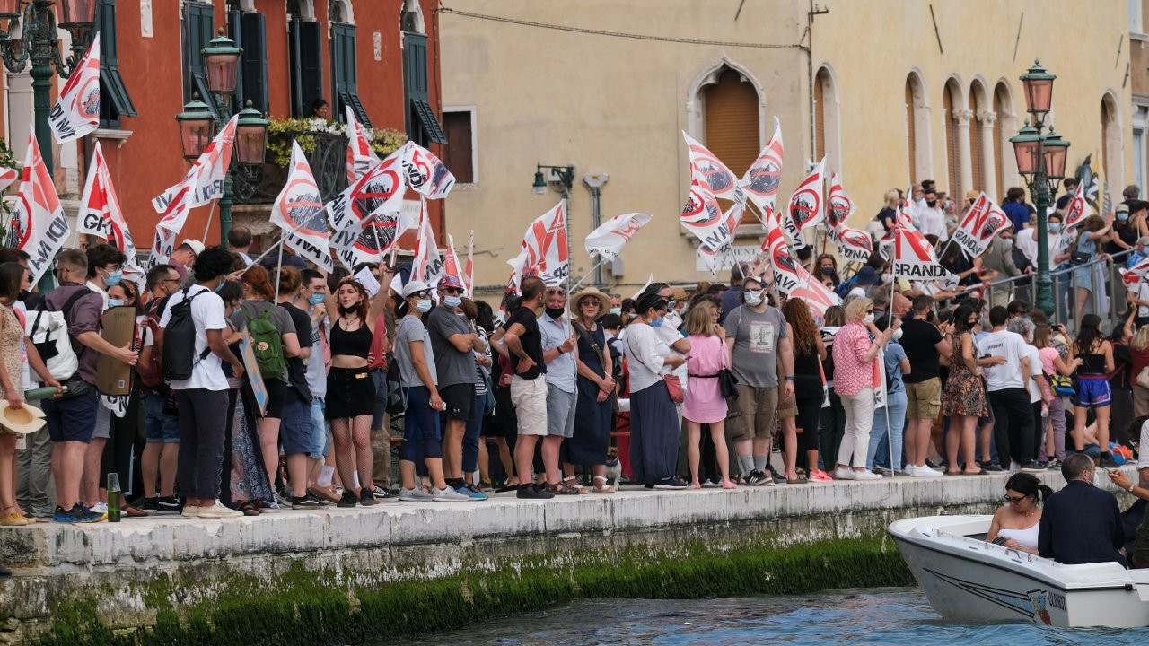 Kruvaziyer gemilerinin Venedik'e dönüşü protestolarla karşılandı