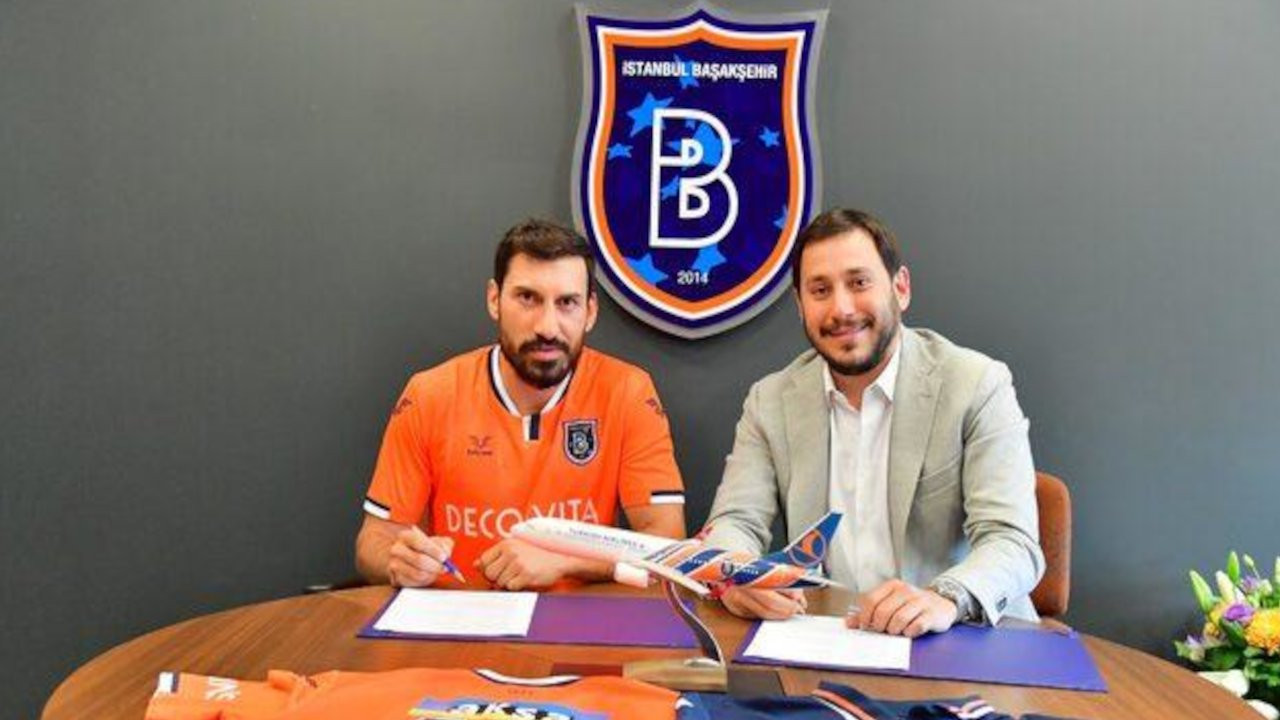 Şener Özbayraklı Galatasaray'a veda etti, Başakşehir'e imza attı