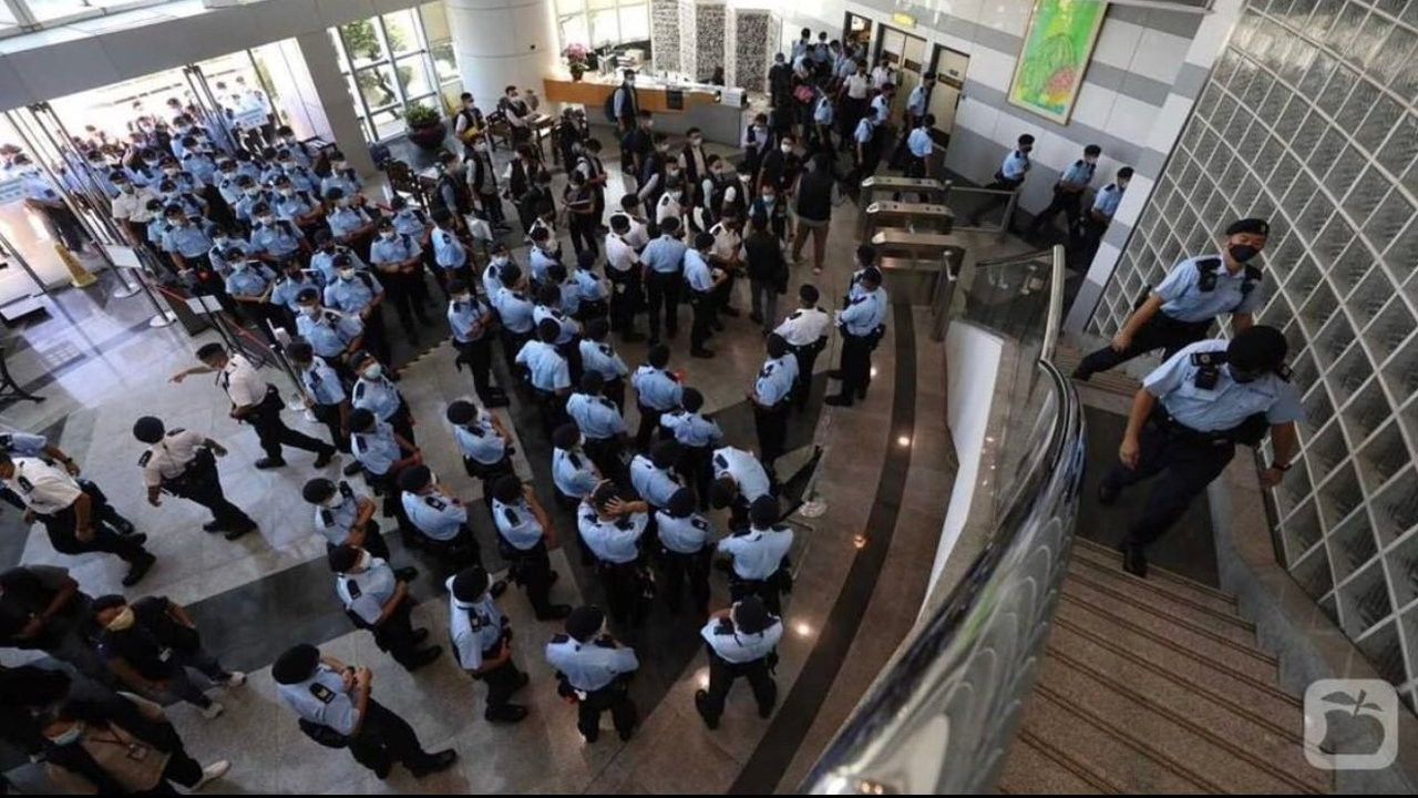 Hong Kong'da Çin karşıtı gazeteye 500 polisle şafak baskını