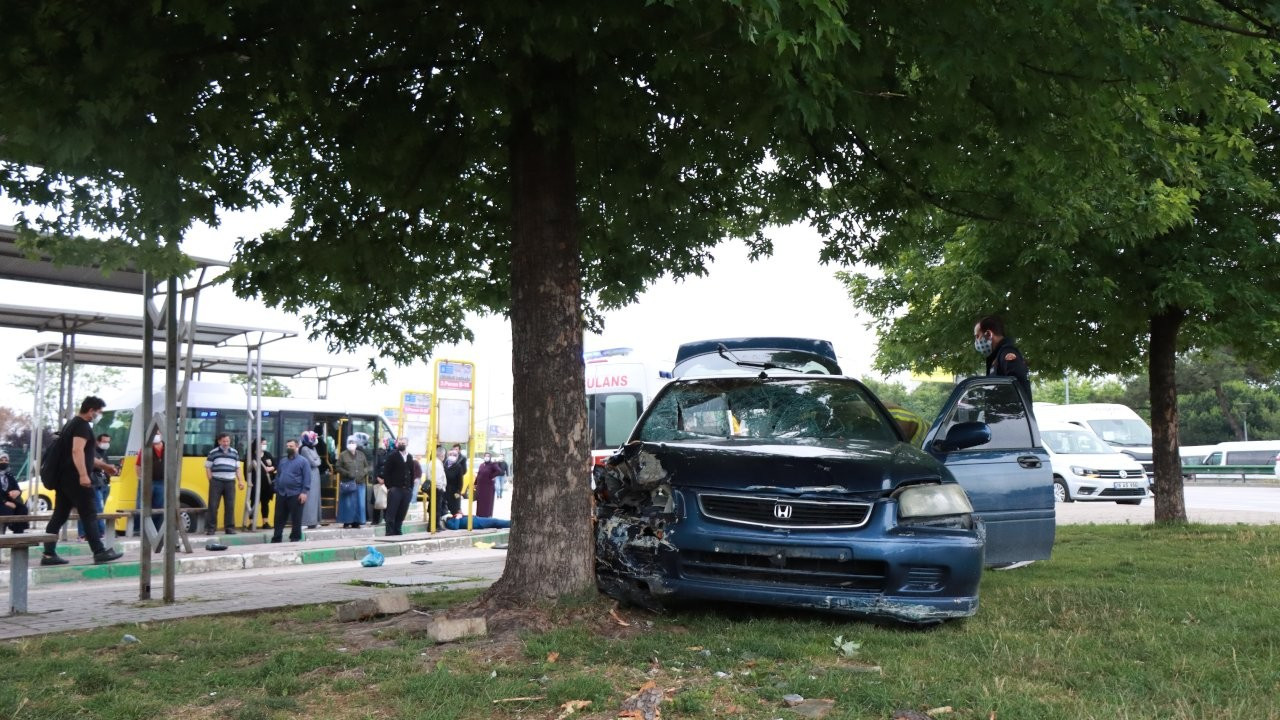 Otomobil, otobüs durağına girdi: Beş yaralı