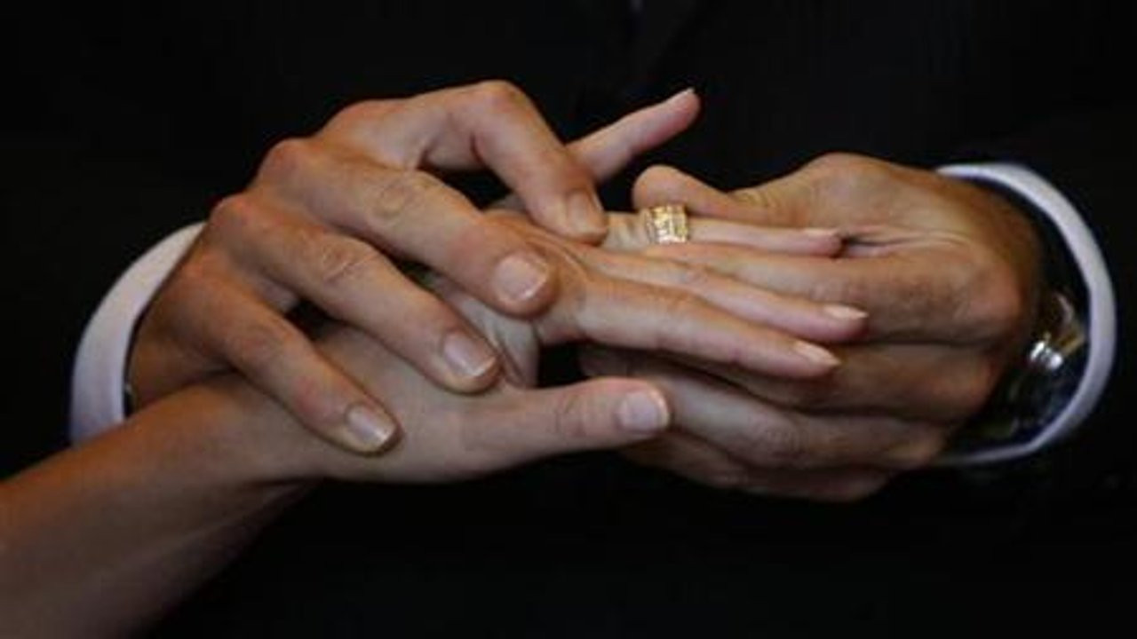 Alzheimer hastası adam 12 yıllık eşine yeniden evlenme teklif etti