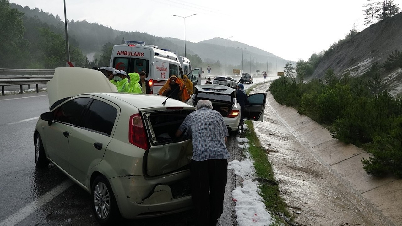Çorum'da 'dolu' kazası: 7 araç çarpıştı