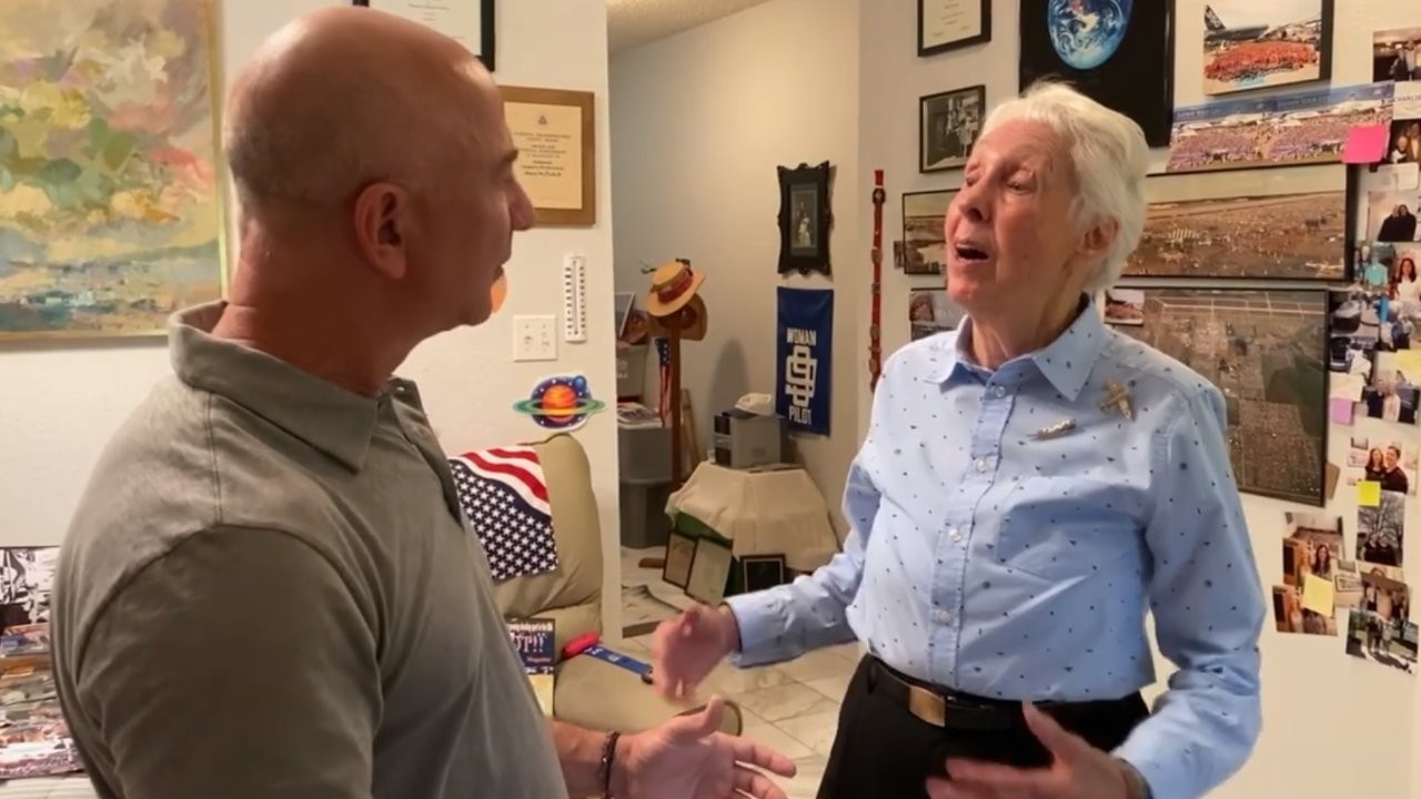 82 yaşındaki eski pilot Mary Funk, Bezos'un uzay yolculuğuna davet edildi