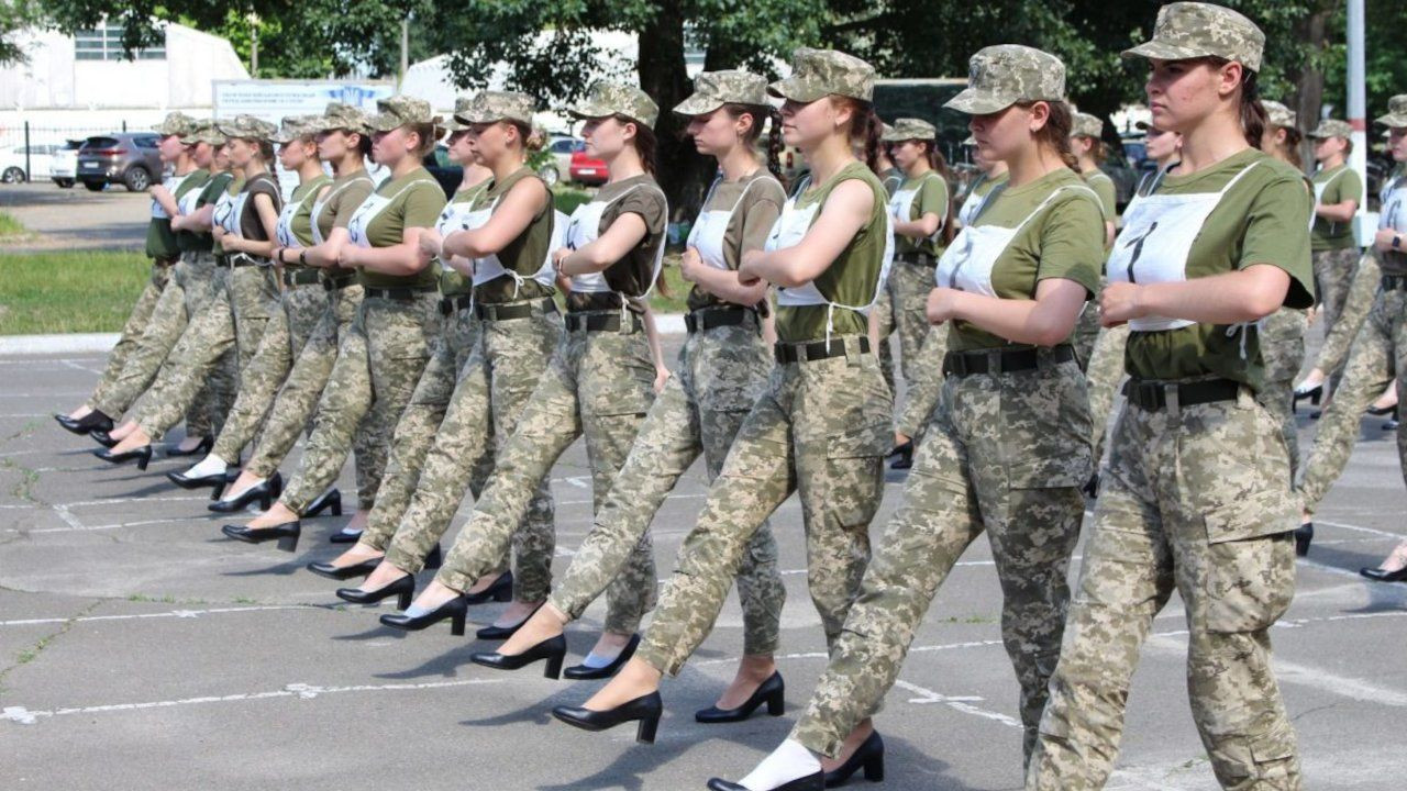 Ukrayna'da kadın askerler topukluyla yürütüldü: Aptalca bir fikir - Sayfa 3