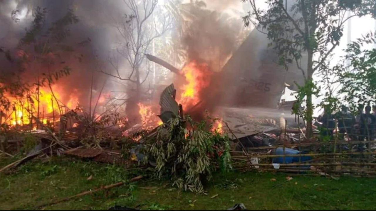 Filipinler'de 96 kişiyi taşıyan askeri uçak düştü