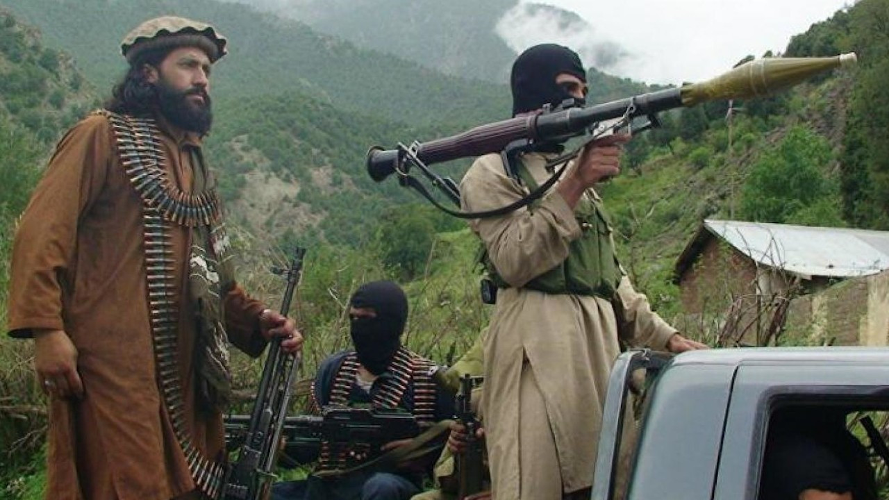 Taliban ilerleyişini sürdürüyor: Askerler çatışmadan geri çekildi