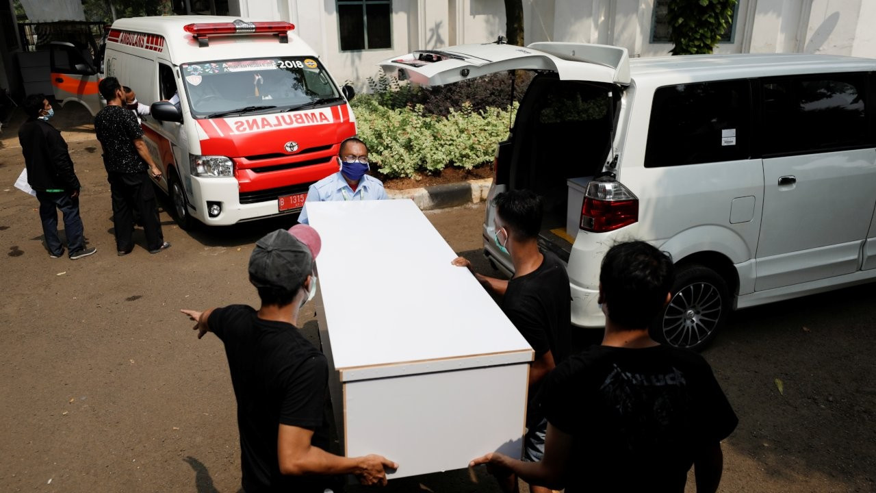 Endonezya'da oksijen krizi: 60'tan fazla Covid hastası öldü