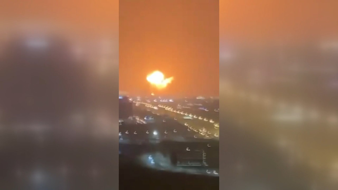 Dubai'deki bir gemide patlama ve yangın