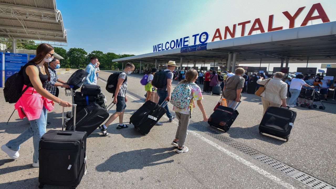 Antalya'ya Ukrayna'dan 417 bin, Rusya'dan 406 bin turist geldi - Sayfa 1