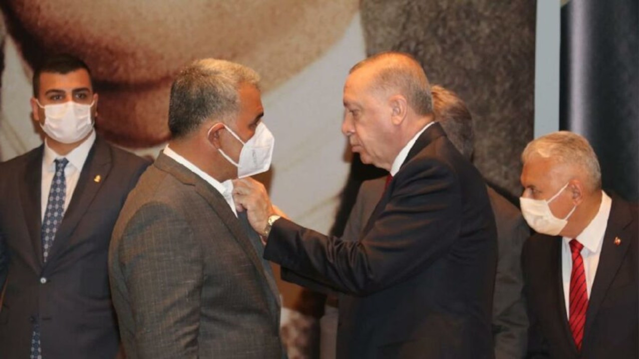 HDP'den istifa eden başkan AK Parti'ye geçti rozetini Erdoğan taktı