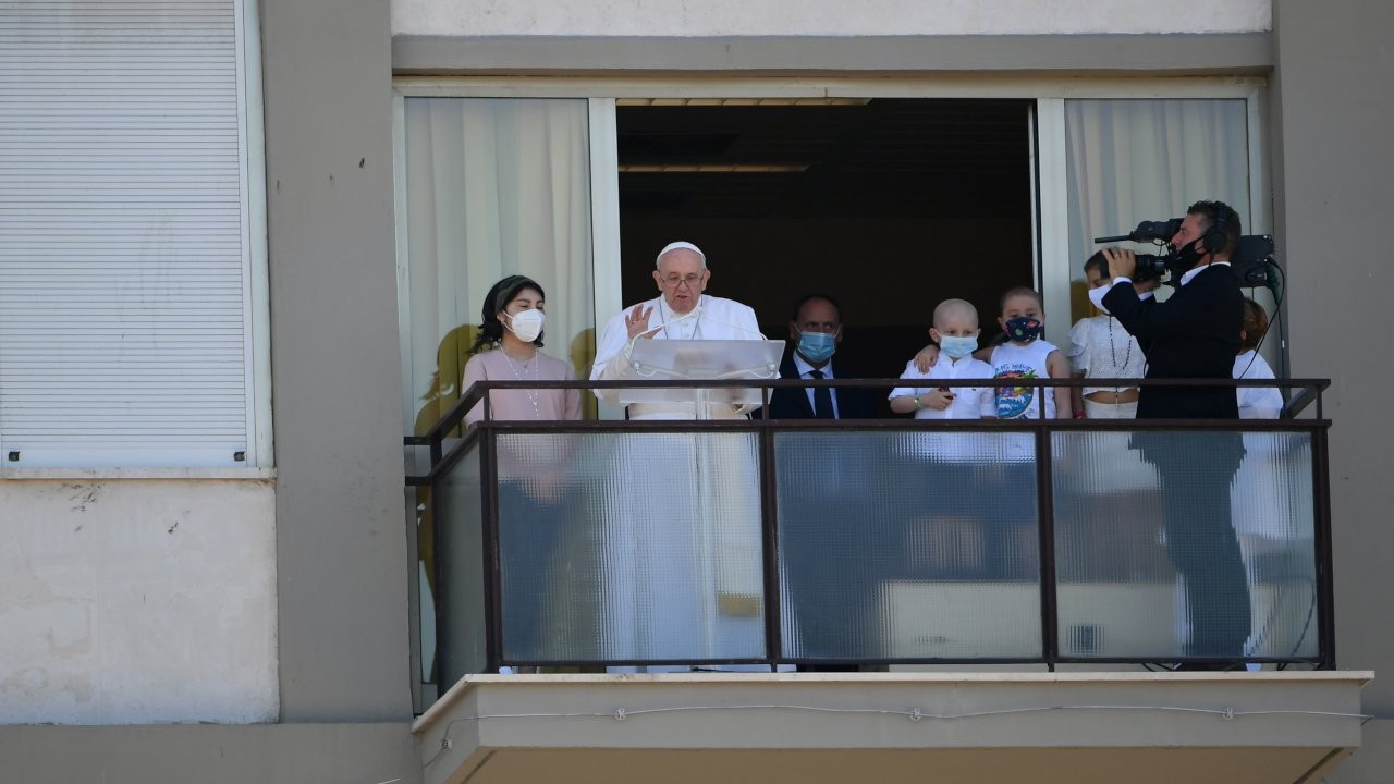 Papa Francis, ameliyattan sonra ilk kez göründü