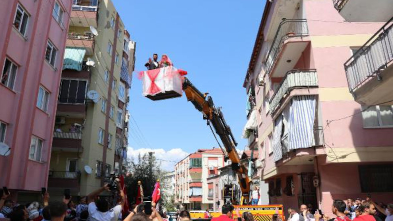 Vinç operatörü damat, gelini balkondan vinçle aldı