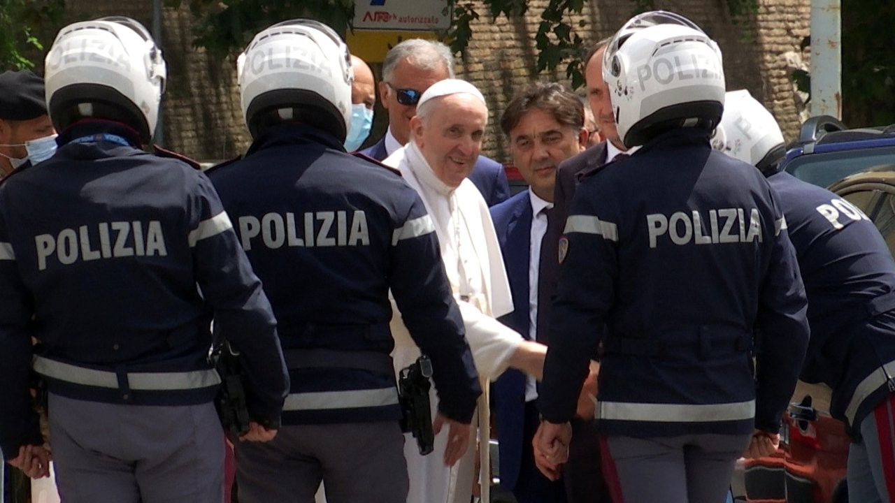 Papa Francis ameliyattan 11 gün sonra taburcu edildi