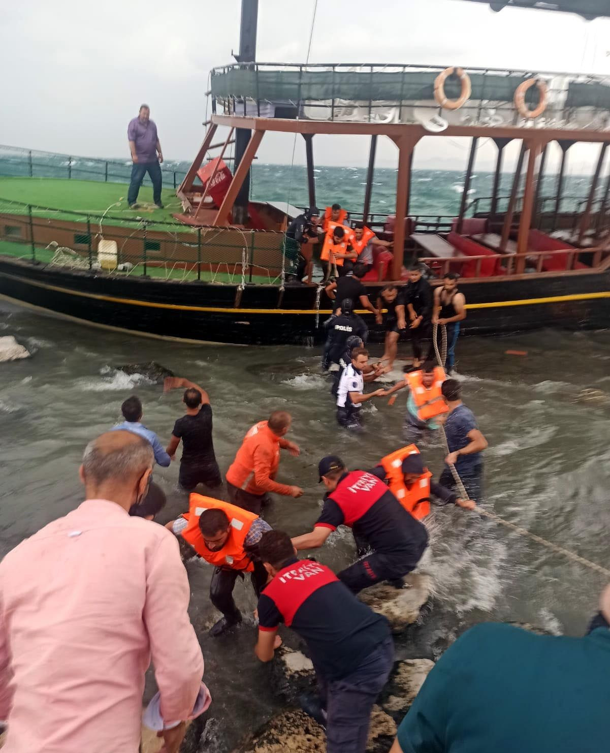 Van Gölü'nde gezi teknesi karaya oturdu - Sayfa 4